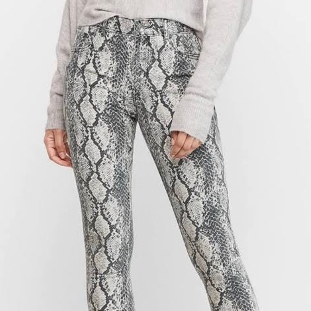 Express snake skin jegging. Size 4 short